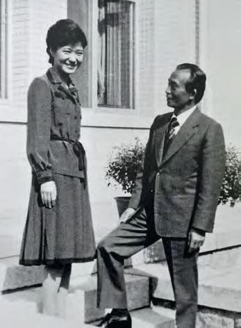 www.euro.cz 49 Jižní Korea global PREZIDENTSKÁ RODINA. Rodiče dnešní prezidentky Jižní Koreje, bývalý prezident Pak Čong-hui s manželkou. Oba byli zavražděni z politických důvodů.