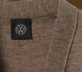 Ozdobený kovovým štítkem s emblémem Volkswagen. Materiál: 100 % merino. Barva: karamel. Velikosti: S, M, L, XL. Obj. č.