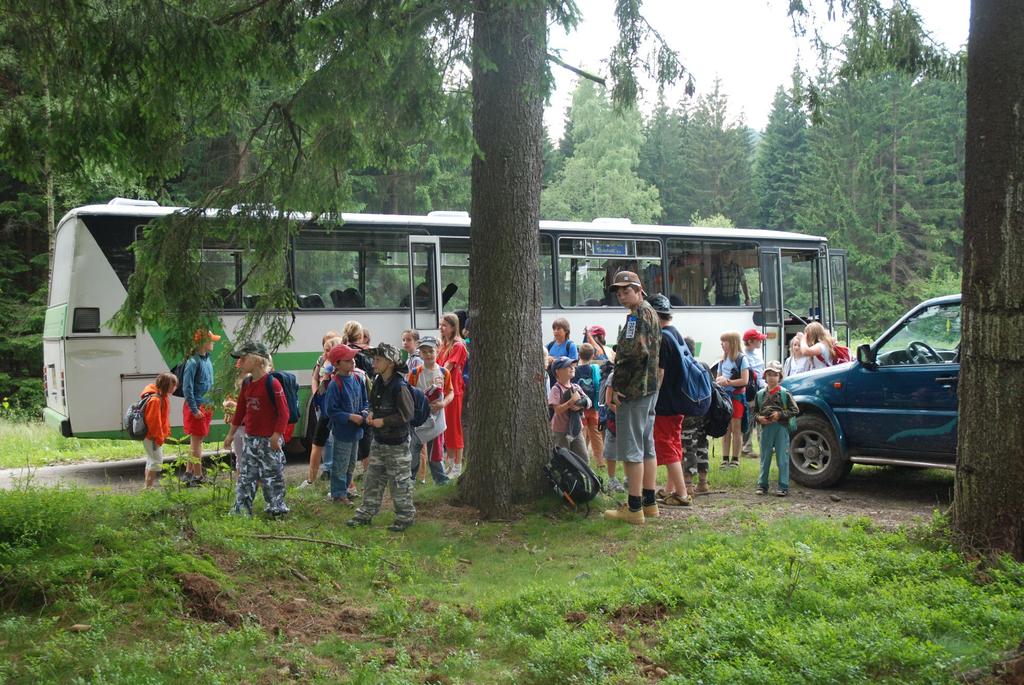 Neděle 5. 7. 2009 V dálce byl slyšet autobus a nám v táboře bylo jasné, že je to autobus s dětmi natěšenými na 13-ti denní dobrodružství a nabitými spoustou energie.