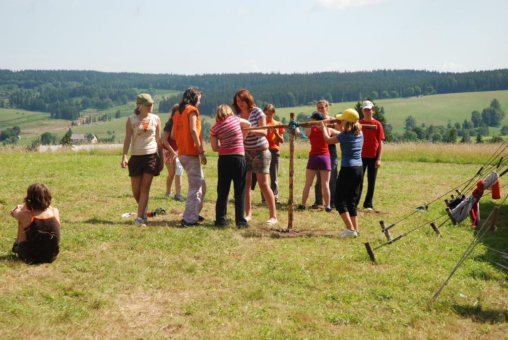 Pondělí 6. 7. 2009 Po ranních náležitostech (rozcvička, snídaně a rozkaz) bylo dětem představeno další zaměstnání - BOŘEK STAVITEL.