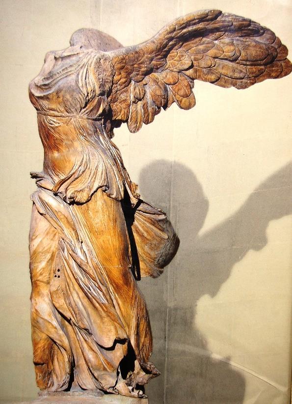 Niké Samothrácká 24 je patrně rhodskou prací byla nalezena ve svatyni Velkých Bohů na Samothráce v roce 1863 francouzským konzulem v Edirne Ch. F. N.