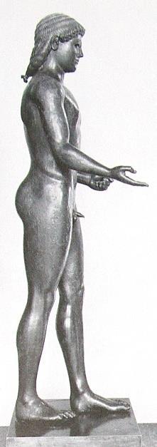 Apollón z Pionbina 61 nalezen v moři v roce 1812 nebo 1832 roku 1834 získán pro Louvre ztuha stojící frontální socha