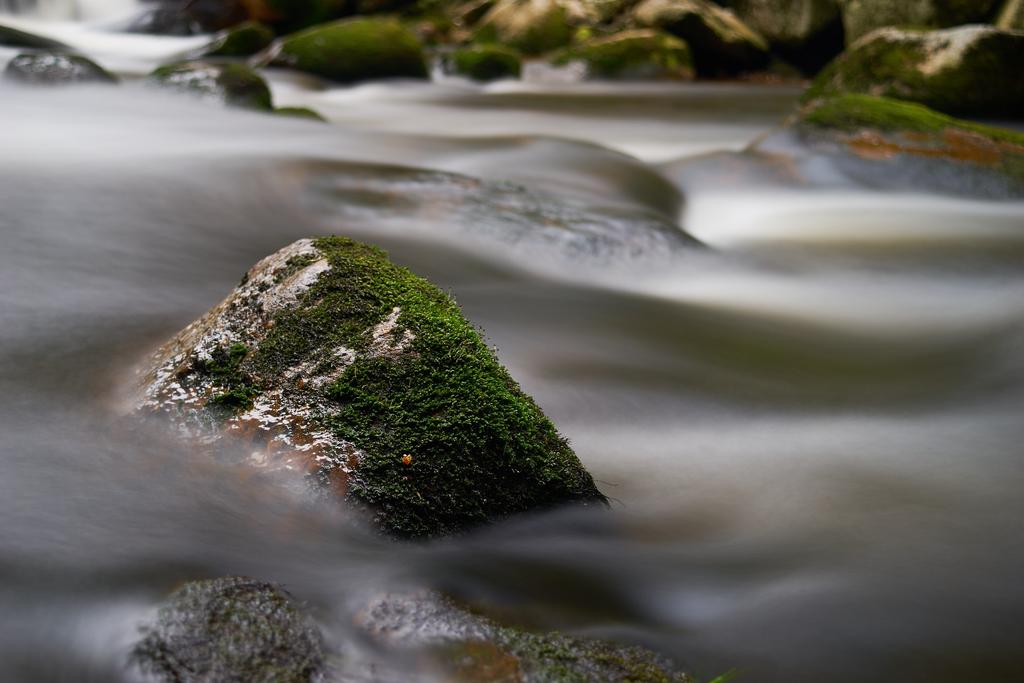 Při kratším čase (řádově do 1 2 sekund) je rozeznatelná struktura vody, jednotlivé praménky, vlnky.