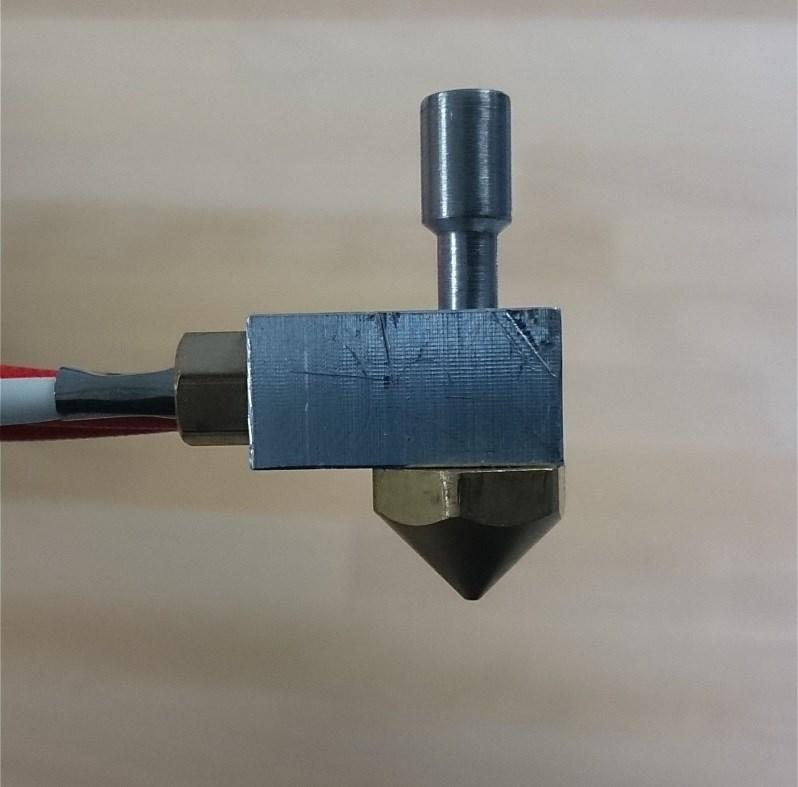 ČÁSTI TISKÁRNY První část se skládá ze zásobníku, kde jsou umístěny cívky s materiálem ABS a PLA. Materiál je navinut na cívky ve formě drátu o průměru 3mm.