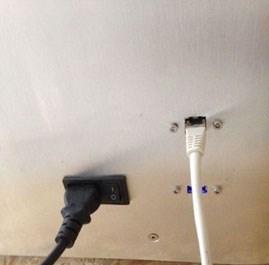 K instalaci je potřeba: - USB klávesnici - USB myš - Síťový kabel s internetovým připojením USB kabely se připojí k portům na zadní straně tiskárny vedle vypínače a zdrojového kabelu (Obr. 14).