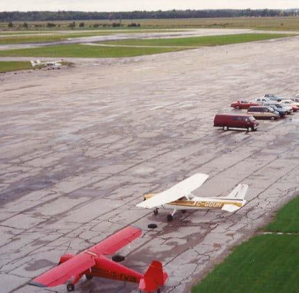 Skrytá síla letištních ploch Nižší náklady na údržbu letištních asfaltových povrchů až o 30 % Letiště Centralia, Exeter, Ontario, Canada Stav povrchu před opravou v roce 1992 ohrožení bezpečnosti