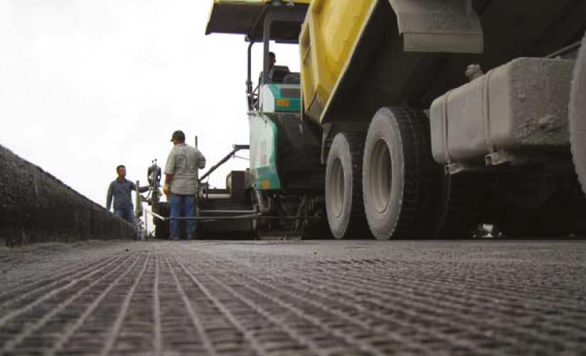 Použití geomříže ADFORS GlasGrid v kombinaci s polymerem modifikovaným asfaltem Sealoflex umožnilo snížit tloušťku konstrukce.