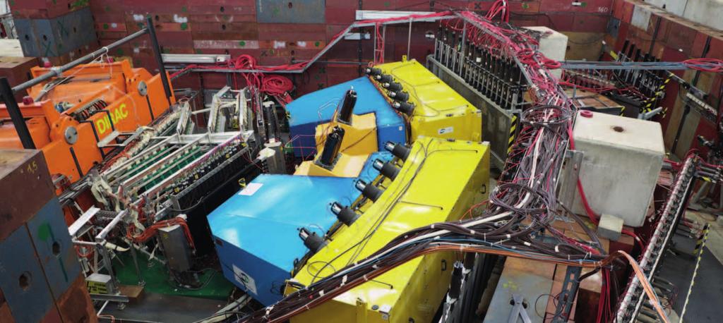 FAKULTY A ÚSTAVY FAKULTY A ÚSTAVY Exo cké atomy pionia V prosincovém čísle Physical Le ers B byl publikován článek: First observa on of long-lived π+π atoms.