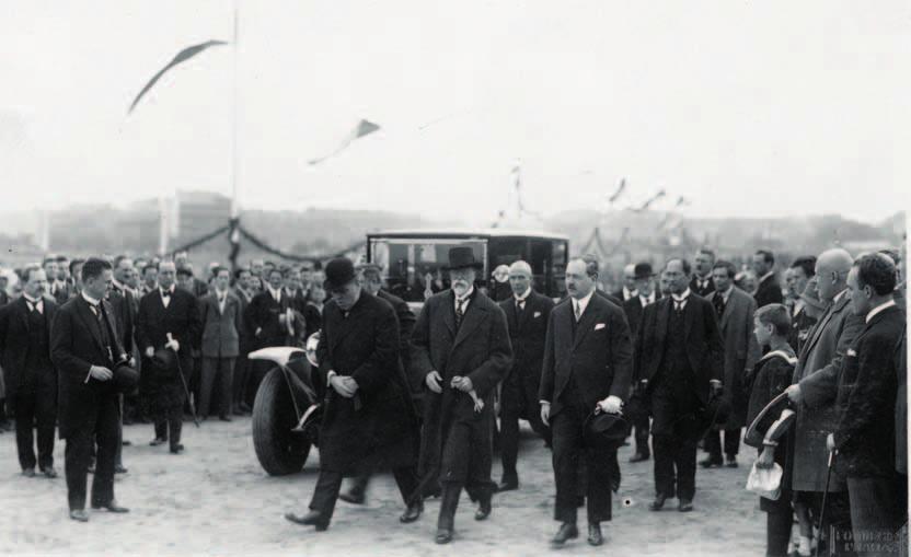 Expozice již byla představena v Budapeš a Pécsi, z Prahy putuje do Brna, Ostravy, Krakova, Varšavy, Košic a Bra slavy. Jejím kurátorem je András Borsos z Maďarska.