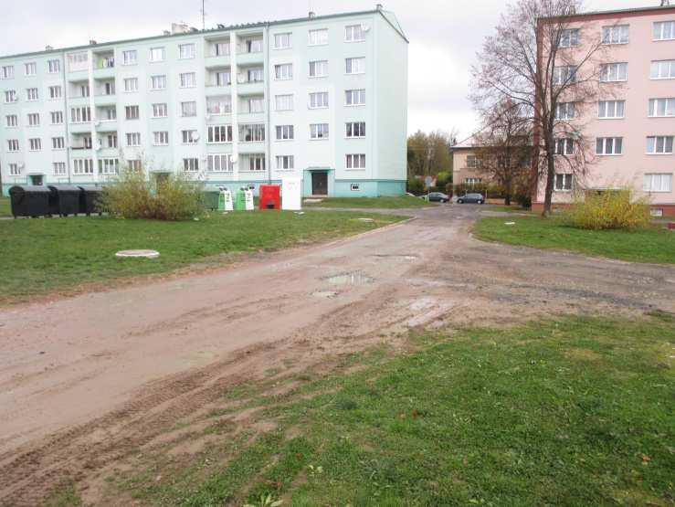 Nachází se zde asfaltové a štěrkové plochy, plochy zeleně, jsou zde umístěny kontejnery pro komunální i tříděný