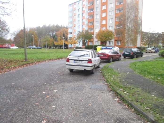 ZÚ-místo kde bude navržen přejezdný práh stávající podélné parkovací stání