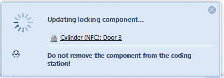Obrázek 229: Aktualizace uzamykací komponenty pomocí kódovací stanice > Uzamykací komponentu odeberte z kódovací stanice až v okamžiku, kdy je aktualizace