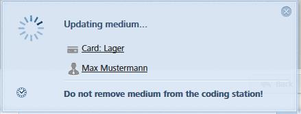 Obrázek 234: Aktualizace média pomocí kódovací stanice > Odeberte médium z kódovací stanice až v okamžiku, kdy je aktualizace dokončena, a zobrazí se hlášení o úspěšném provedení operace.