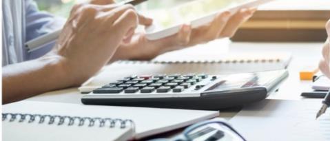 Návrh novely zákona o investičních pobídkách Výrobní projekty: - 80 % zaměstnanců sjednaná mzda minimálně ve výši průměrné krajské měsíční mzdy a zároveň - 10 % VŠ nebo 2 % podílu VaV pracovníků -