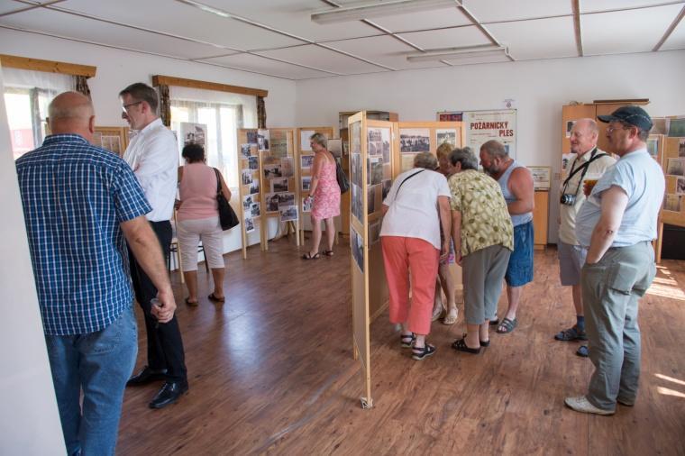 Den pokračoval s kapelou Harley Vládi Růžičky a za zvuků country jsme se pomalu přenesli k večerní produkci kapely Pěčnovanka. Po setmění přišel vrchol celého slavnostního dne, ohňostroj.