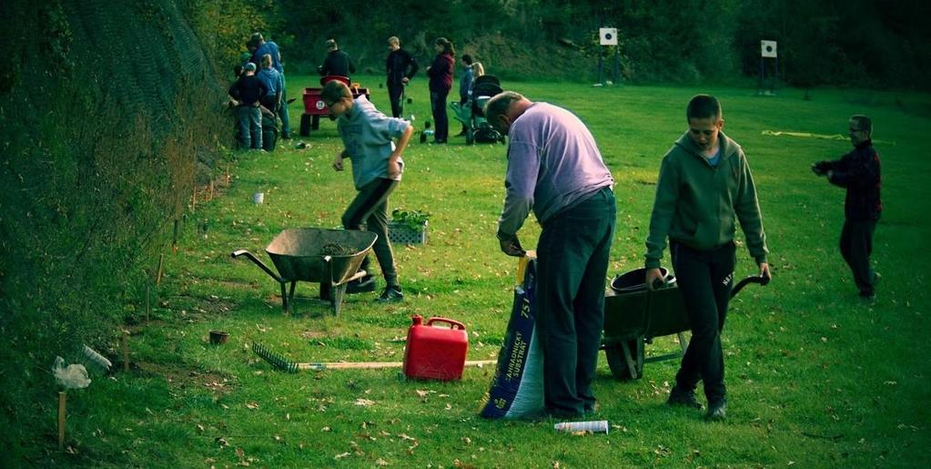 Psí víno a břečťan zahradničili jsme Sportovní sezónu jsme měli za sebou, tak jsme se naplno pustili do dodělávek v hasičském areálu. Ve středu 17.