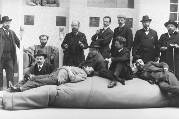 Zadní řada zleva doprava: Anton Stark, Gustav Klimt (sedící), Adolf Bohm, Wilhelm List, Maximilian Kurzweil (s čepicí), Leopold Stolba, Rudolf Bacher.