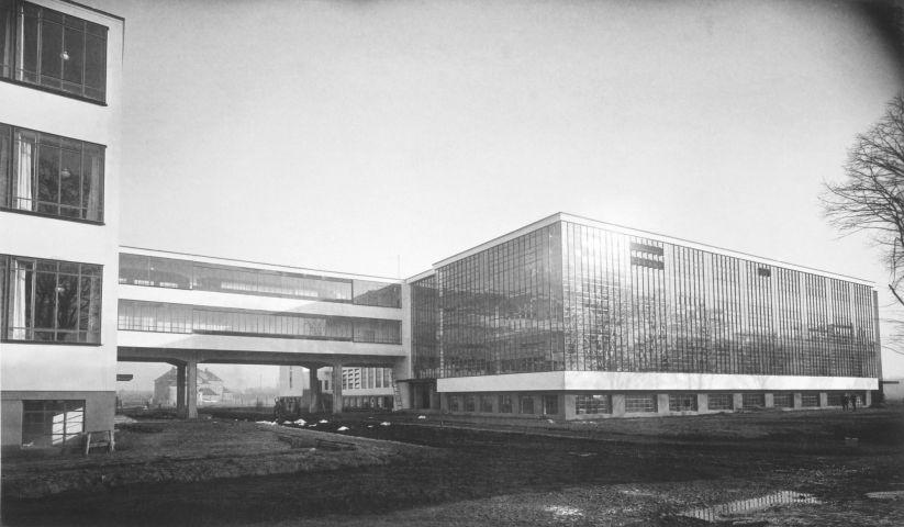 Škola v Dessau (1926 1932) Architekt nové budovy: Walter Gropius / stavba rychle roste:
