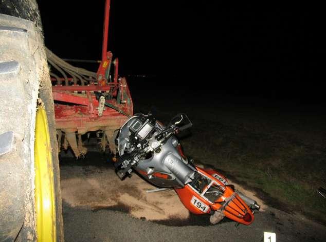 Příklad smrtelné nehody motorkáře právě s neoznačeným nadrozměrným pracovním strojem neseným ukazuje následující fotografie (Obrázek 76).