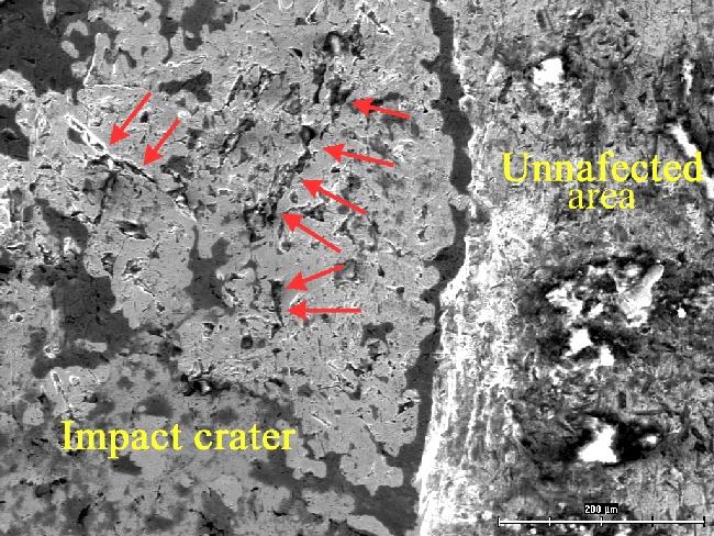 oblastech impactového kráteru výskyt síťoví jemných trhlinek Se zvyšujícím se počtem úderů došlo v okrajových
