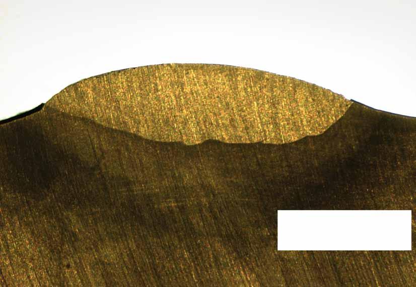 LISTY CUKROVARNICKÉ a ŘEPAŘSKÉ Obr. 9. Řez opotřebené plužní čepele 5 000 μm vrstvy, tzv. housenky, s cílem kopírovat průběh odvodu zpracovávané půdy.