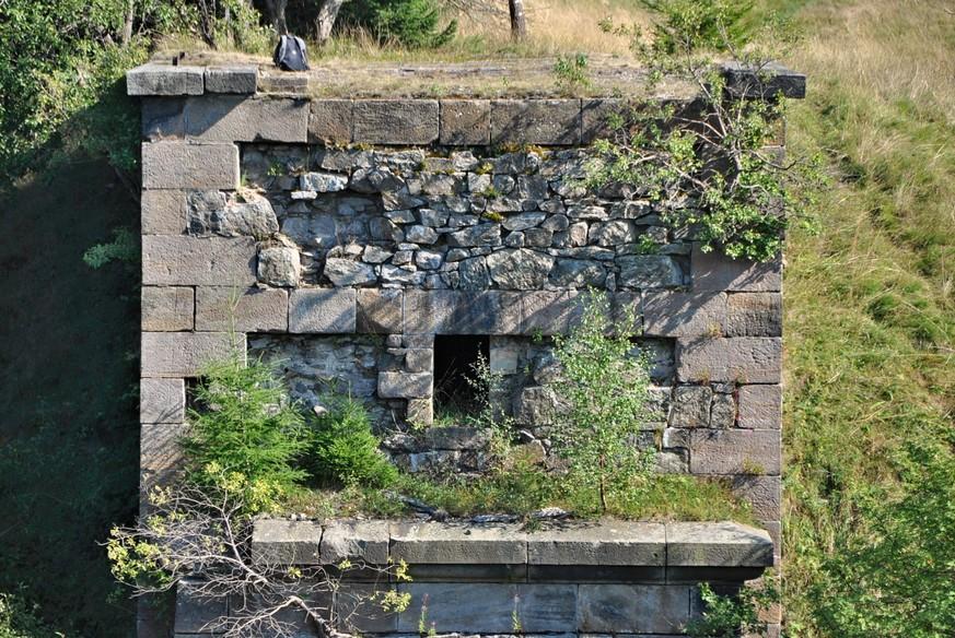 Otvor v opěře byl zřízen pravděpodobně pro zvláštní zařízení vojenskostrategické účely.