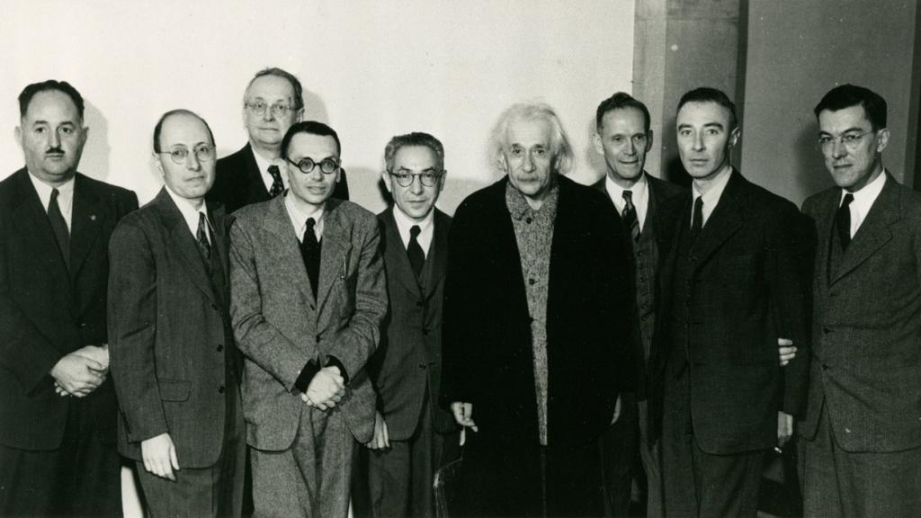 Vložit obr. 2. Zdroj: https://blogs.princeton.edu/mudd/tag/albert-einstein/ Obr. 2.: Sedmdesáté narozeniny Alberta Einsteina 70th v Institute for Advanced Study. Zleva: H. P. Robertson, E. Wigner, H.