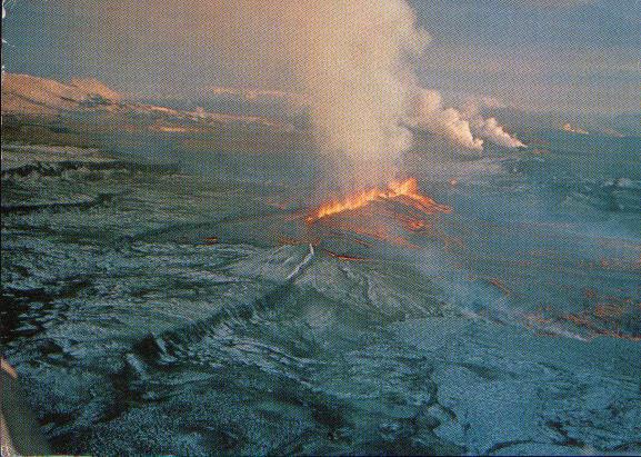 (podle hustotních a magmatických dat). Obr. 10.6. Vulkanická aktivita na středooceánském hřbetu (riftu).