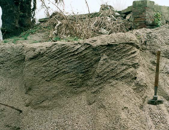 Místo obvyklé nev razné plo né eroze, tak do lo k zafiezávání do nivních sedimentû aï o 2 metry a k niãivé erozi.