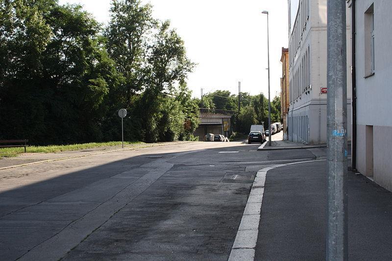 Obrázek 11 Přemostění Primátorské ulice tzv. Holešovickou přeložkou Tabulka 9 Praha-Libeň - semaforové zobrazení parametrů osobních vozidel Dálkové železniční linky 2011 2016 2018 Ex3 Německo Ústí n.