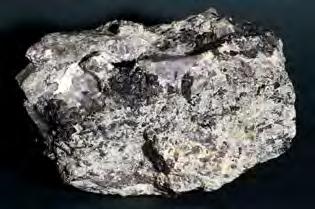 vizmutu, kobaltu, niklu a uranu, ložiska rud mědi, olova a železa, a v území se žulou ložiska rud cínu, wolframu a molybdenu.