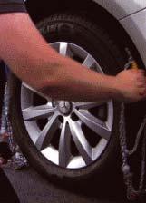 Řetěz se automaticky navlékne na pneumatiku, jakmile se automobil rozjede.