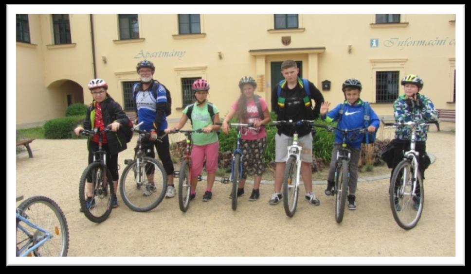 Náš poslední turisťák Náš turistický kroužek jsme v loňském školním roce zakončili dvoudenním cyklistickým výletem do Kunovic. Sraz jsme měli v sobotu 17.