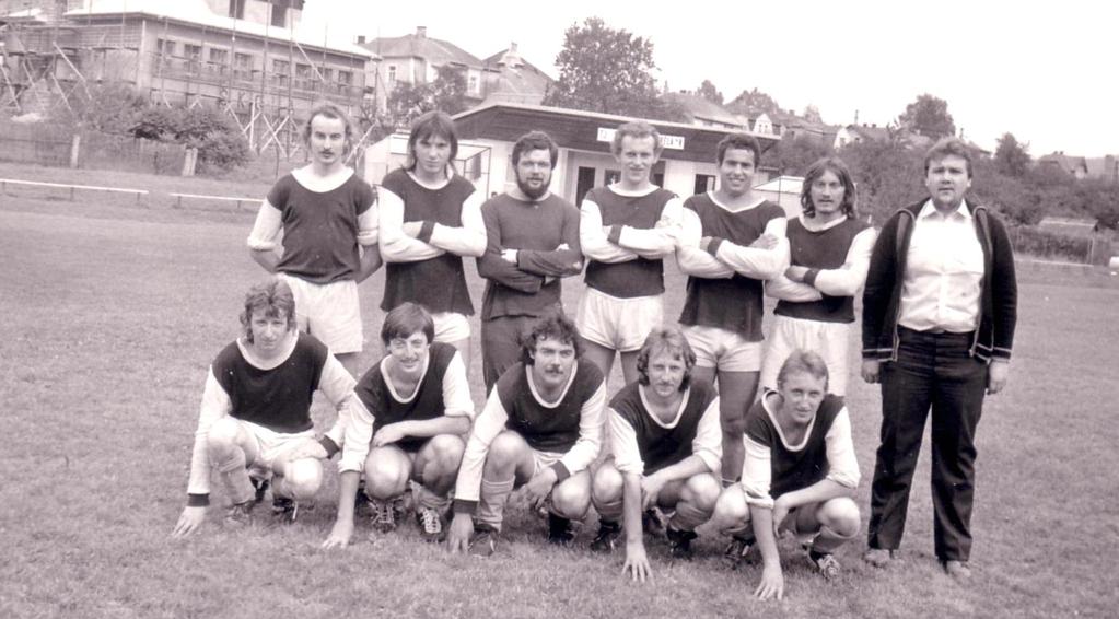 Září 1982 O pouti byl sehrán fotbalový zápas ŽENATÍ-SVOBODNÍ 5:2 Zleva stojí:josef VÁCHAL,František ŠKOBIS,Václav LEJSEK,Milan PIVOŇKA,Jiří