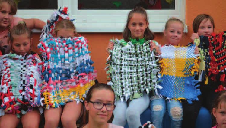 ságy Pán prstenů. Čtyřiašedesát dětí se proměnilo na čtrnáct dnů v Hobity, Elfy z Roklinky, Elfy z lesa, Lidi a Trpaslíky. Táborovou základnu ozdobily metrové prsteny v barvách jednotlivých družstev.