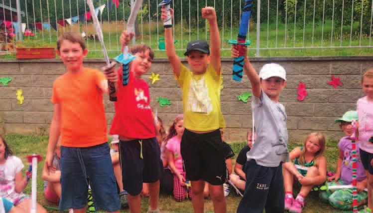 Táborníci mohli celých čtrnáct dnů rozvíjet také své tvořivé schopnosti do výroby náramků z korálků se s chutí pustili i kluci, starší holky zase excelovaly při tvoření drhaných náramků, které při