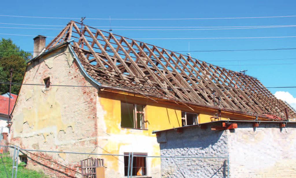 2 BUČOVICKÉ NOVINY říjen 2018 Bývalá sýpka jde k zemi. Dělníci zároveň zajistí svah Nachází se už na mapě z roku 1893. Dlouhé roky fungovala jako sýpka.
