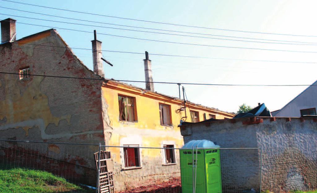 Například sociální zařízení bylo v tak havarijním stavu, že obyvatelé vynášeli exkrementy ven, kde je vylévali do kanálu, a znepříjemňovali tak život svým sousedům.