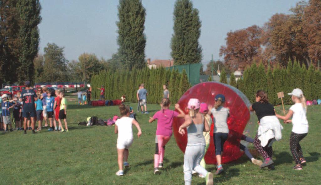 Ráno v osm hodin rostly na fotbalovém hřišti a přilehlých prostorách stanoviště jednotlivých sportovních disciplín jako houby po dešti a v devět hodin už jsme mohli uvítat přicházející děti a učitele