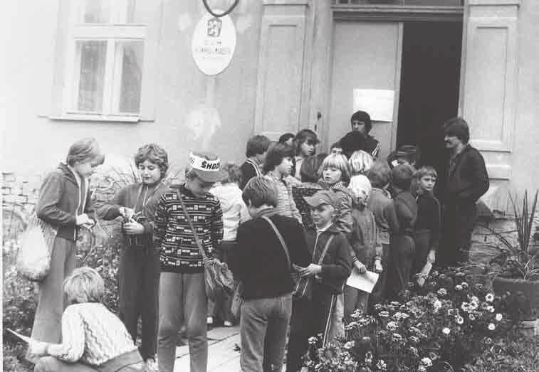 Na velké šachovnici se z nich stávaly živé figurky hrající dámu, anebo ke hře použily barevné tzv. kameny.