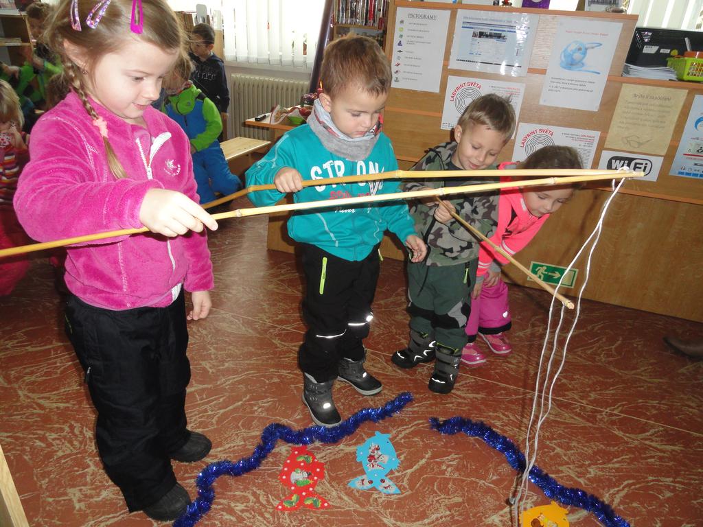 Městská knihovna Rtyně v Podkrkonoší Pro žáky mateřské školy a druhé třídy základní školy jsme připravili program o vánočních zvycích a obyčejích.