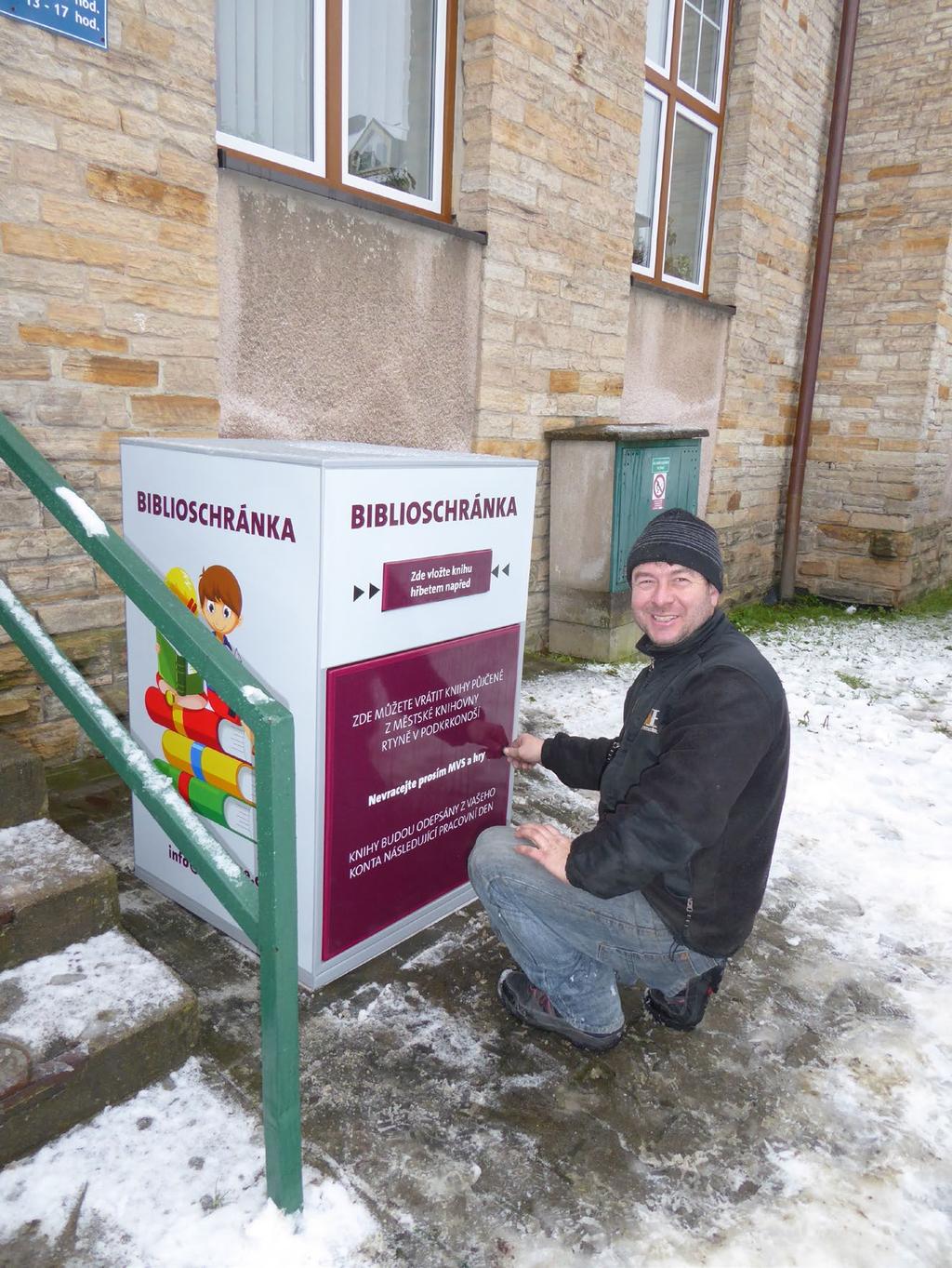 podložkou a je vybaveno pružinovým mechanizmem. Ten umožňuje plynulý sestup dna tak, jak se vozík postupně plní knihami. Systém znemožní vyjmutí již vhozených knih a chrání knihy před poškozením.