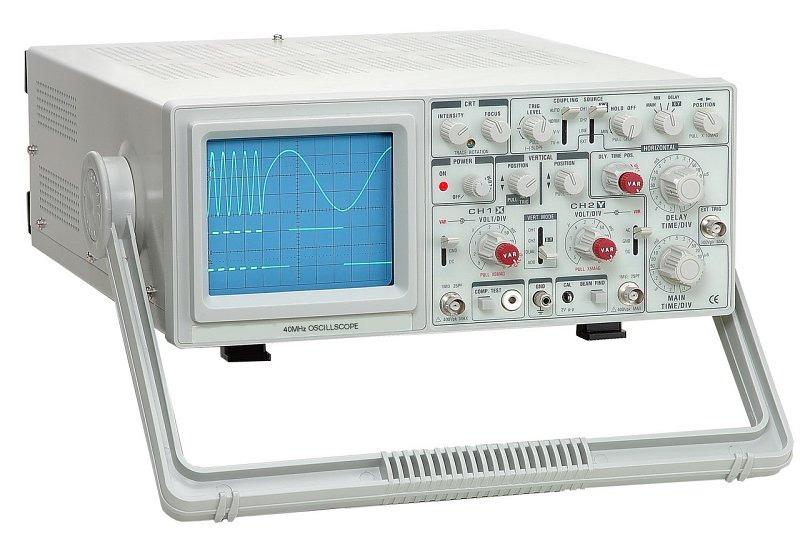 Základní rozdělení osciloskopů analogové + reagují bezprostředně na změny nezachytí jednorázové děje obtížně zobrazují pomalé děje neumožňují zkoumat