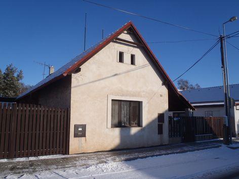 Znalecký posudek - Odhad obvyklé ceny nemovitosti číslo 1920/015/2016 6 NEMOVITOST: Pozemek p.č. st. 63 s RD č.p. 55 a pozemek p.č. 69/8 Adresa nemovitosti: Rudé armády 55, Zvěřínek Katastrální údaje: Kraj Středočeský, okres Nymburk, obec Zvěřínek, k.