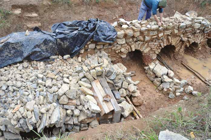 37 ZKOUMÁNÍ VÝROBNÍCH OBJEKTŮ A TECHNOLOGIÍ ARCHEOLOGICKÝMI METODAMI CHARAKTERISTIKA EXPERIMENTÁLNÍ PECE Experimentální pec z Mokré představovala částečnou repliku (zachováno přibližně 70 % původního