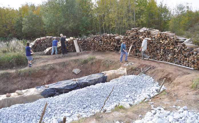 39 ZKOUMÁNÍ VÝROBNÍCH OBJEKTŮ A TECHNOLOGIÍ ARCHEOLOGICKÝMI METODAMI ZAVÁŽENÍ PECE A POUŽITÁ SUROVINA K peci bylo z oblasti Západního a Prostředního lomu Mokrá dovezeno pomocí osmikolového nákladního