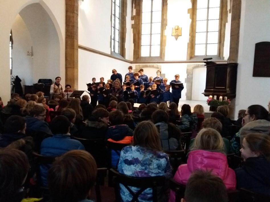 VÁNOČNÍ KONCERT - 5.B Dne 14. prosince se třída 5.B vydala na vánoční koncert chlapeckého sboru Bruncvík do kostela Sv. Martina ve zdi.