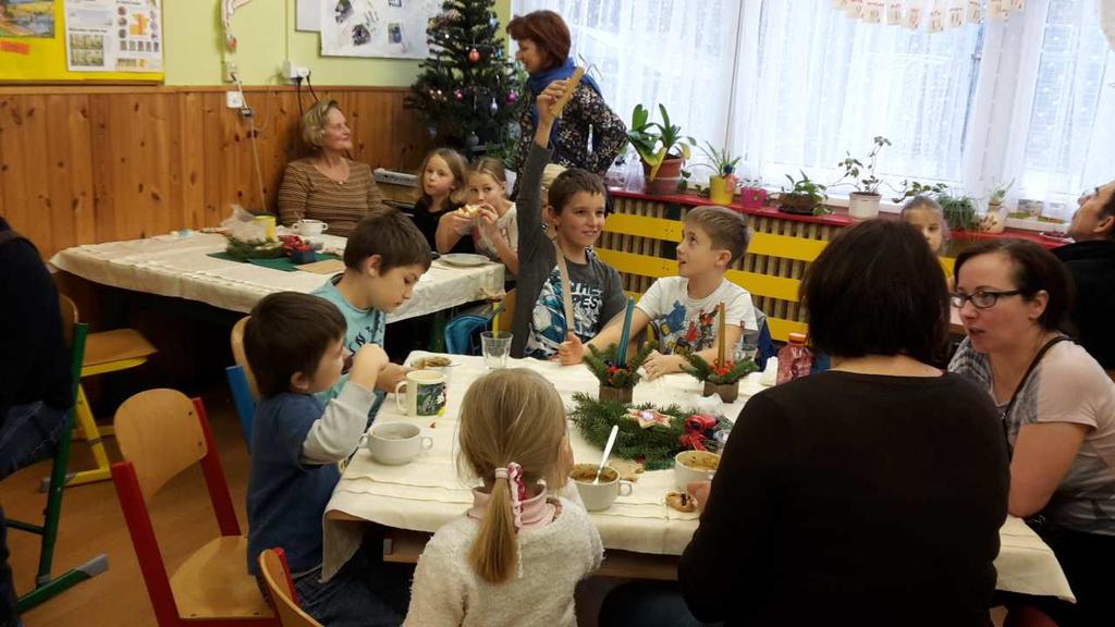 výroba vánočních svícnů na stůl, výroba smaltovaných přívěsků, výroba gelových svíček, výroba svíček z medových plástů, výroba marcipánových bonbónů, výroba hvězdiček z korálků, tvorba magických