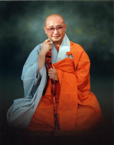 Příběh zenového mistra Seung Sahna (1927 2004) Son-sa-nim Seung Sahn se narodil roku 1927 v Seun Choen v severní Koreji. Jeho rodiče byli protestanti.