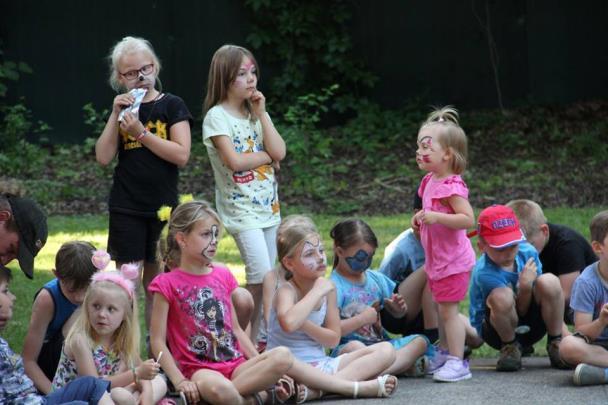 Ve stejném stylu byly i malůvky na obličejích dětí a výzdoba zahrady.